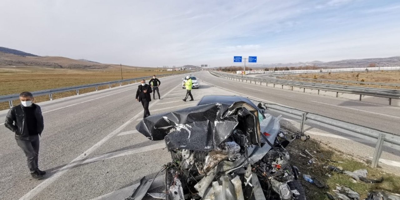 Bariyerin Otomobile Ok Gibi Saplandığı Kazada 2 Kişi Yaralandı