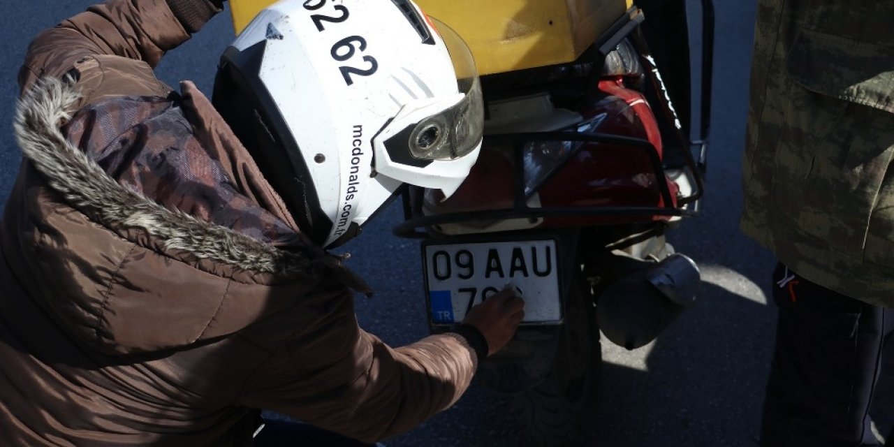 Trafik Timleri Kuryelerin Kirlenen Plakalarını Mendille Temizletti