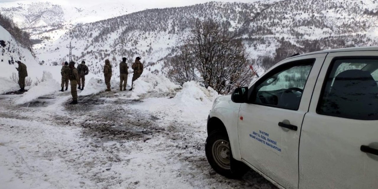 Siirt’te Yola Çığ Düştü, Mahsur Kalan Köy Korucuları Kurtarıldı