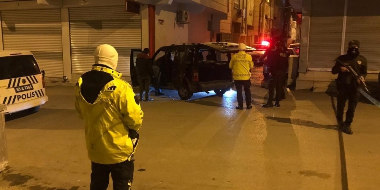 Şüpheli Araçtan Silah Ve Uyuşturucu Çıktı