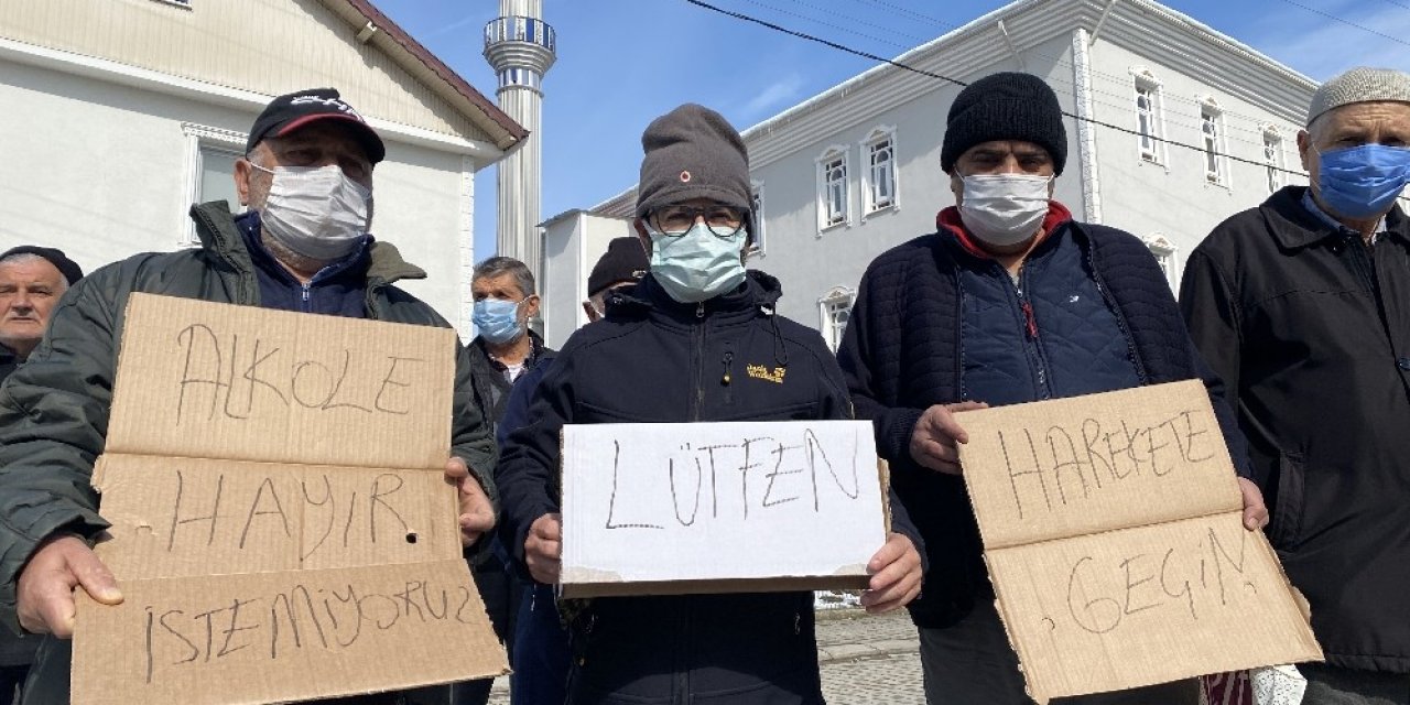 Alkole Savaş Açan Cami Cemaatinden Pankartlı Protesto