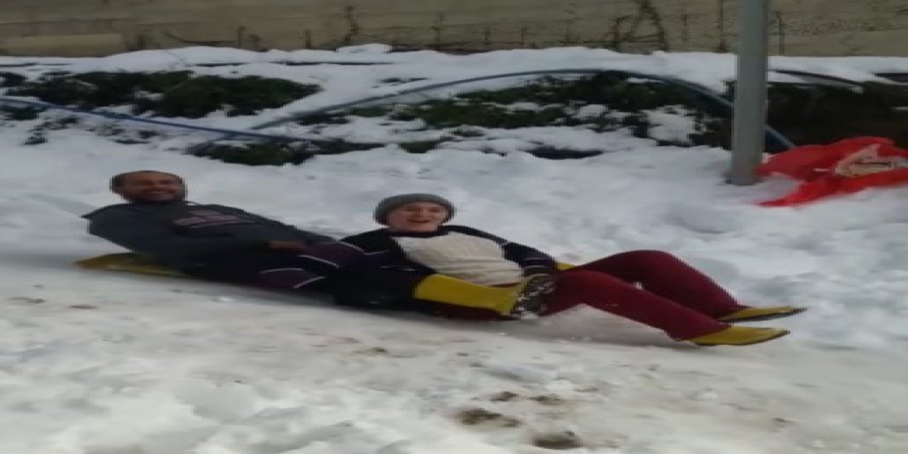 Büyük Küçük Demeden Poşetini Alan Kara Koştu