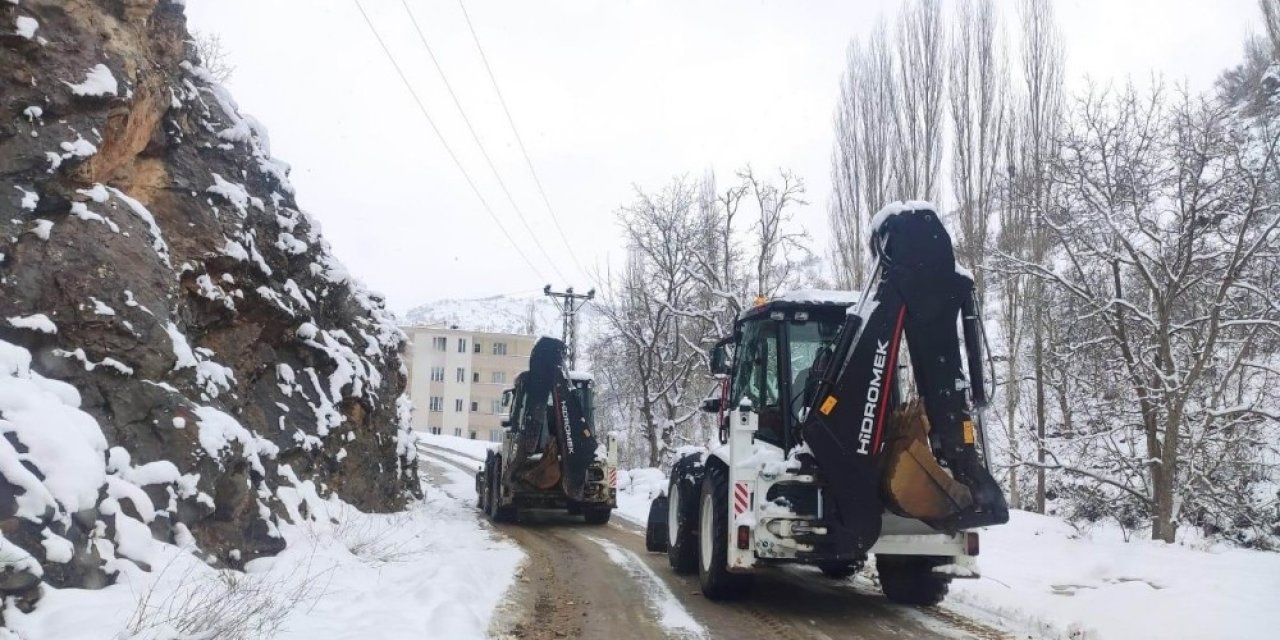 Uludere Belediyesi Karla Mücadele Çalışmalarına Devam Ediyor