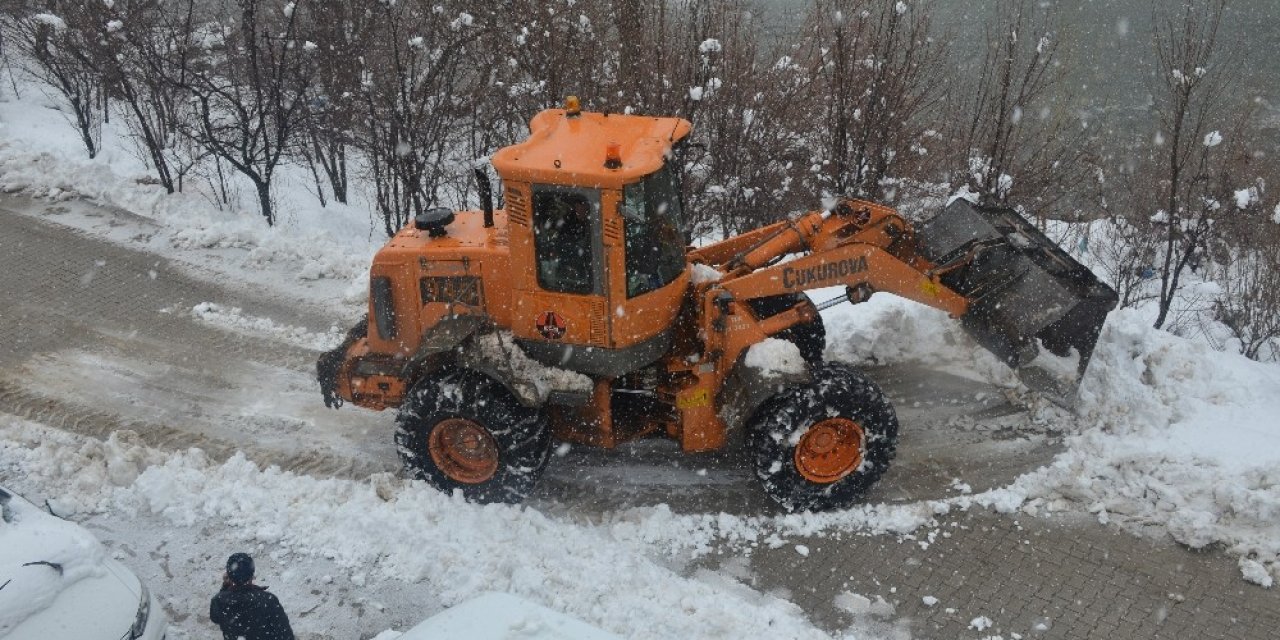 Şırnak’ta Kar Yağışı Nedeniyle Kapanan Köy Yolları Ulaşıma Açıldı