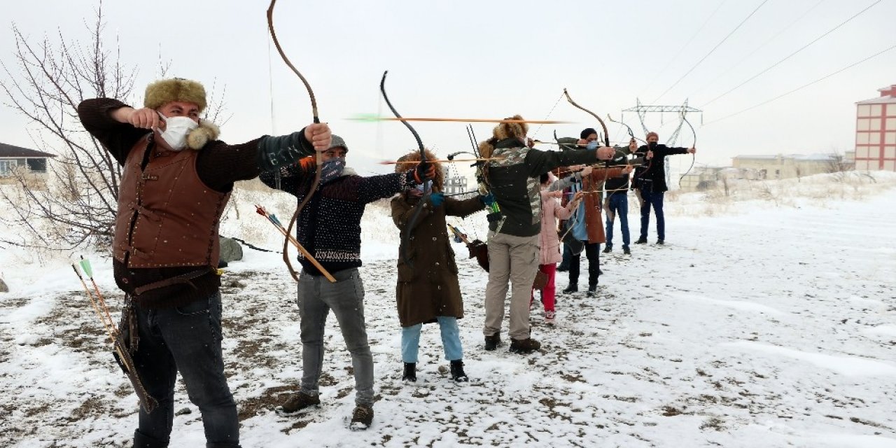 Kar Altında Ok Atarak Hünerlerini Sergilediler
