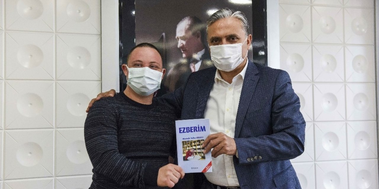 Down Sendromlu Yazar Kitabını Uysal İçin İmzaladı