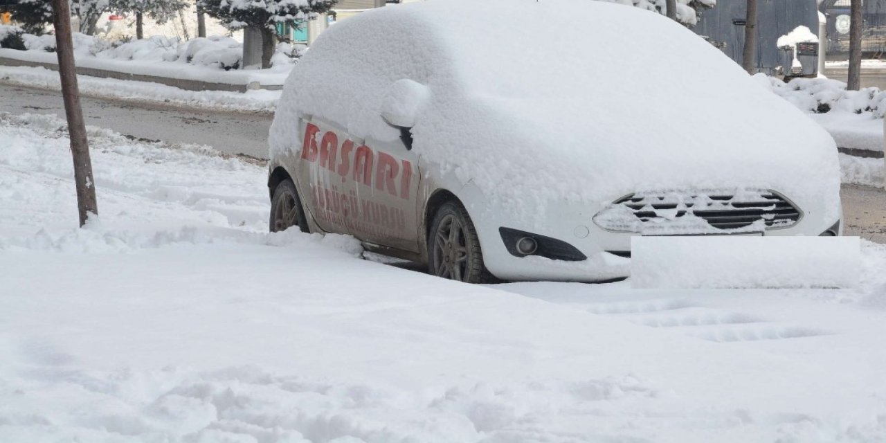 Hakkari’de Karla Mücadele Çalışmaları Devam Ediyor