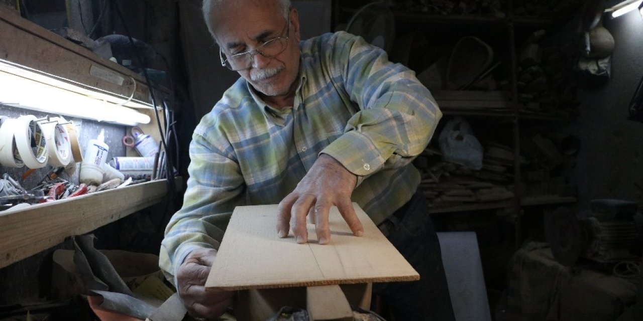 Ustasız Öğrendiği Saz İmalatını 38 Yıldır Aşkla Devam Ettiriyor
