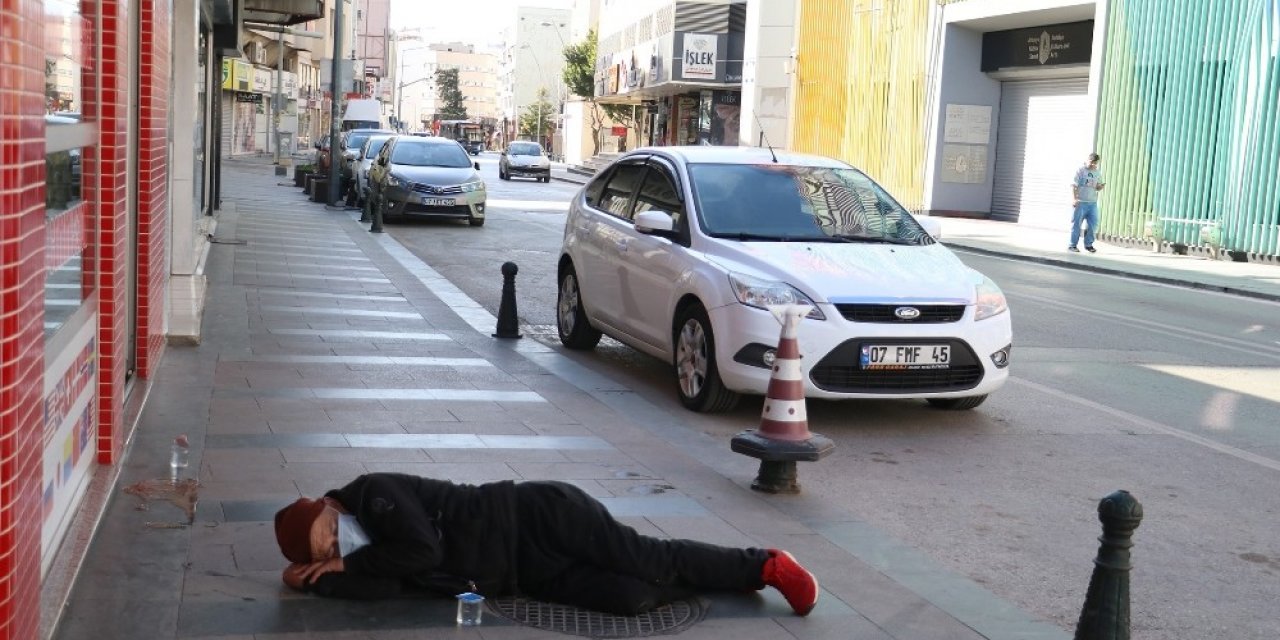 Antalya’da Alkollü Kişi, Kaldırımda Sızdı Kaldı