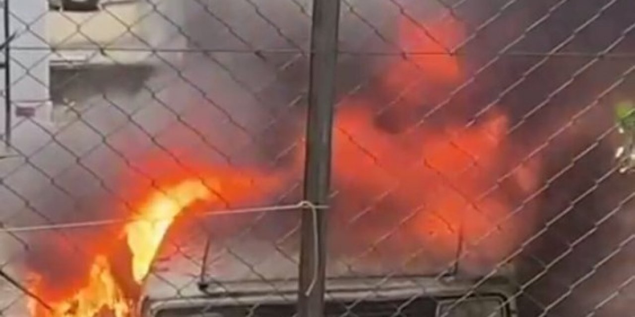 Antalya’da Park Halindeki Kamyonet Yandı