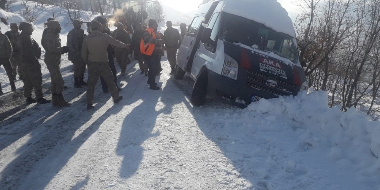 Siirt’te Faciadan Dönüldü: Güvenlik Korucularını Taşırken Kayan Araç, Şarampol Kenarında Durdu