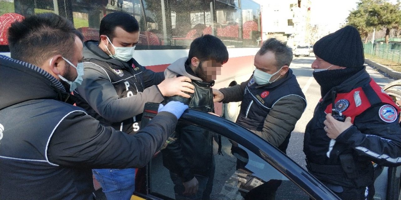 Sokağa Çıkma Uygulamasında Taksi İle Arkadaşlarına Uyuşturucu Götürürken Yakalandı