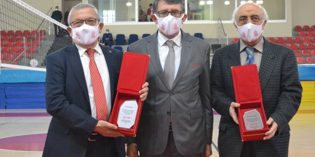 Hacı Erol Ve Ahmet Akkaya’ya Tvf’den Teşekkür Plaketi