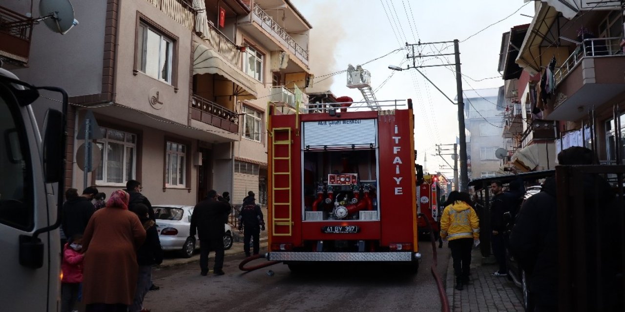 3 Katlı Binanın Çatısı Alev Alev Yandı