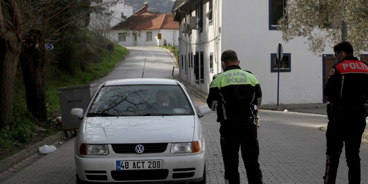 Fethiye ‘de Kovid-19 Tedbirlerini İ̇hlal Eden 46 Kişiye 39 Bin 720 Lira Para Cezası Kesildi