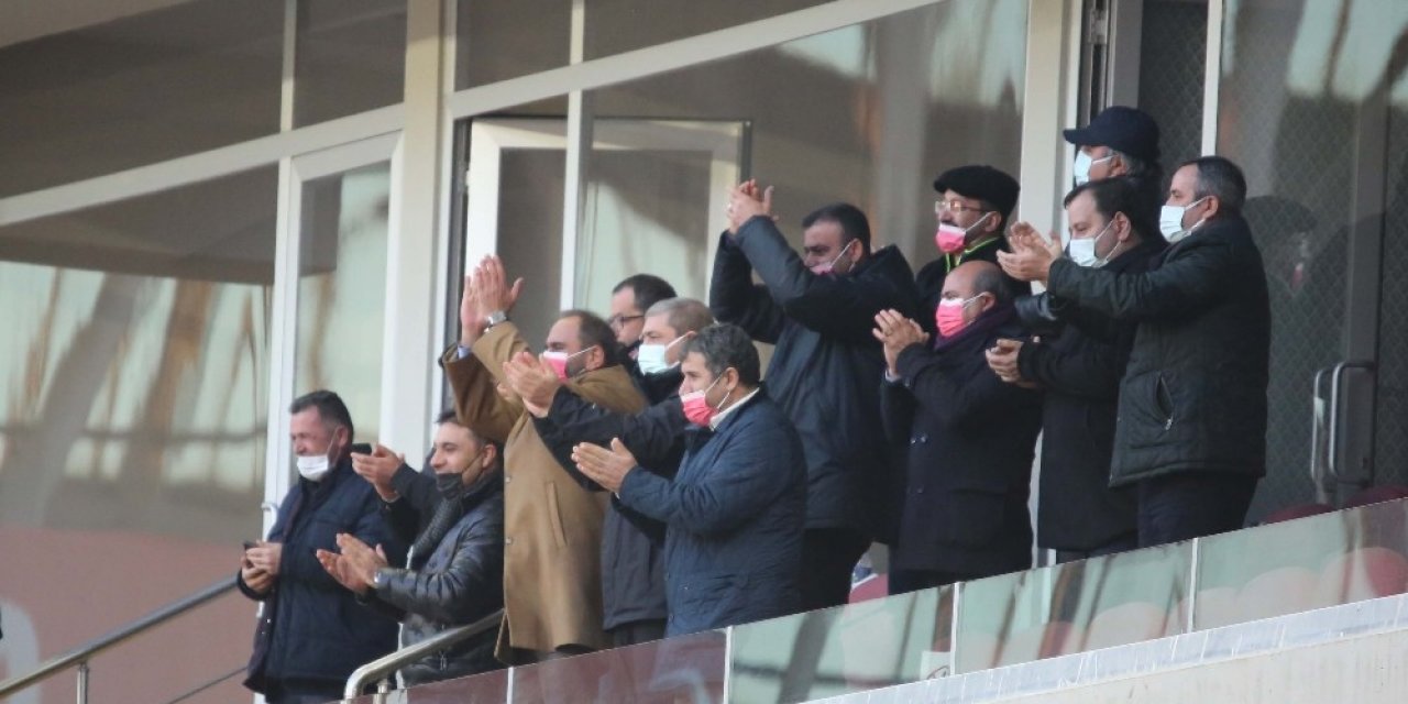 Sivasspor’u Yönetim Ayakta Alkışladı!