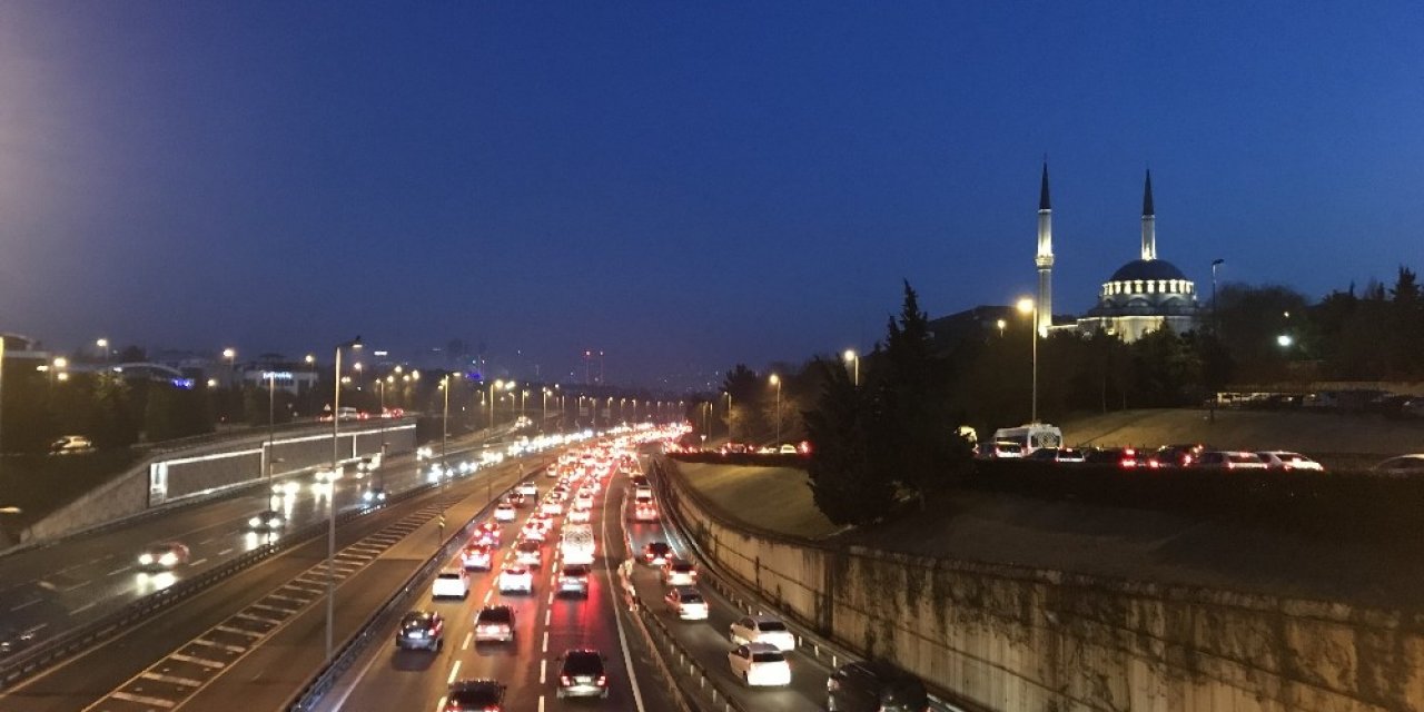 İ̇stanbul’da 56 Saatlik Kısıtlama Sonrası 15 Temmuz Şehitler Köprüsü’nde Trafik Yoğunluğu
