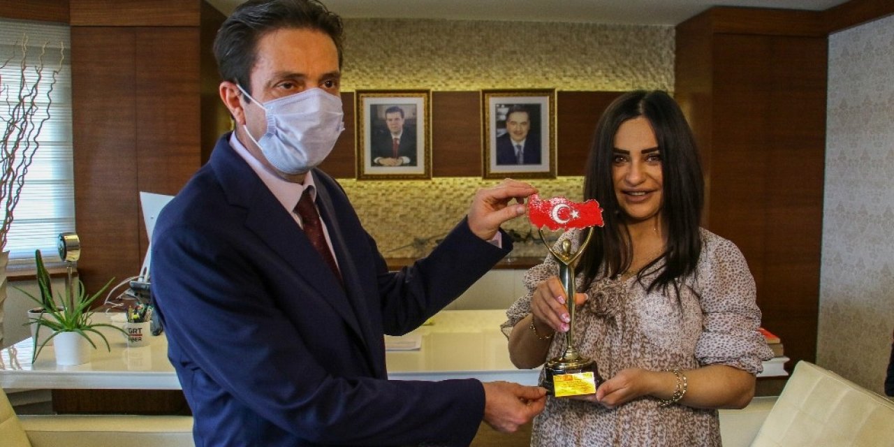 İ̇hlas Medya Ankara Temsilcisi Batuhan Yaşar’a “yılın Medya Yöneticisi” Ödülü