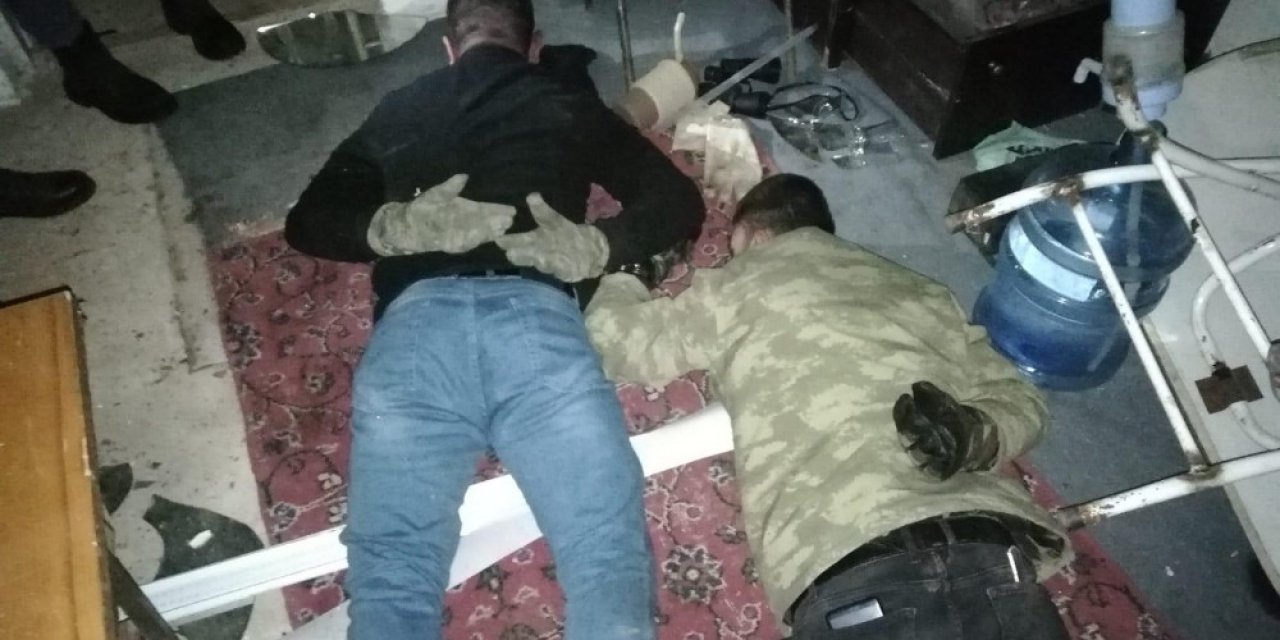 Bağ Evinde El Fenerini Gören Jandarma Gerçeği Ortaya Çıkarttı: 6 Ayrı Suçtan Aranıyorlardı