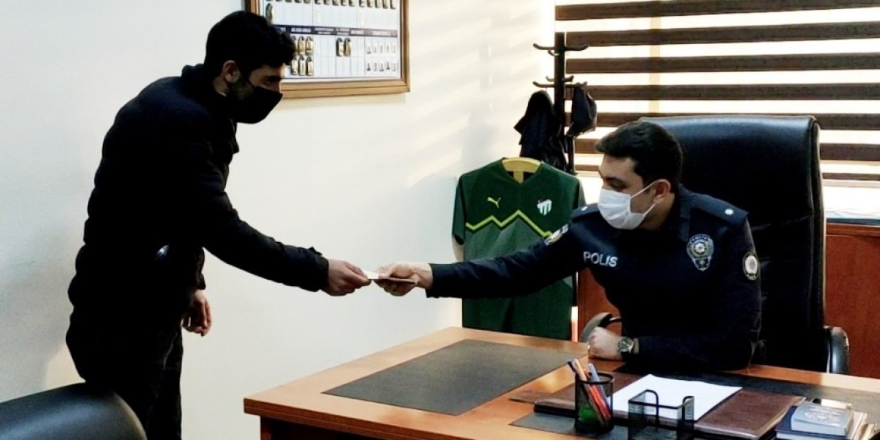 Atm’de Unutulan Parayı Polise Teslim Etti