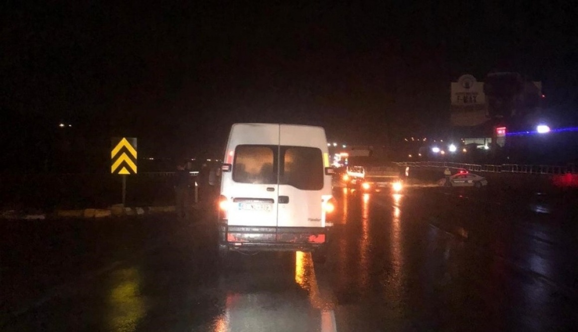 Kaygan zeminde meydana gelen zincirleme trafik kazasında 5 araç birbirine girdi.