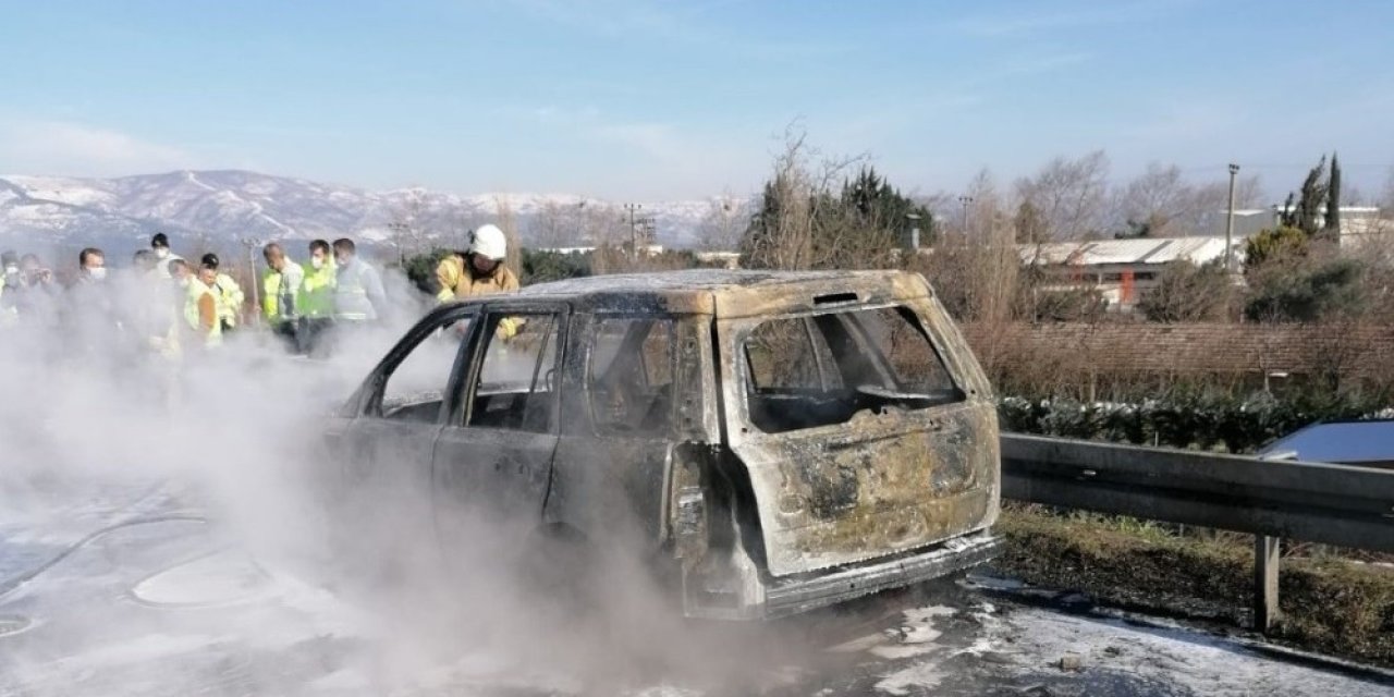 Lüks Araç Seyir Halindeyken Alev Alev Yandı