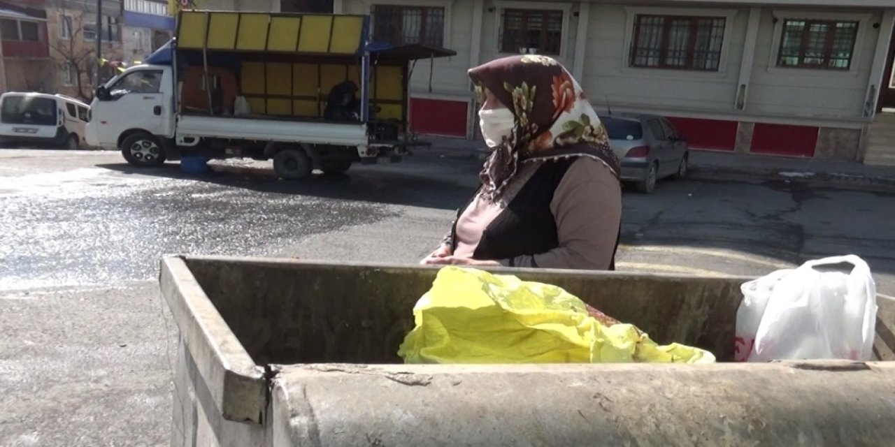 75 Yaşındaki Fatma Teyze, Yanlışlıkla Çöpe Attığı Para Ve Telefonunun Geri Getirilmesini Bekliyor