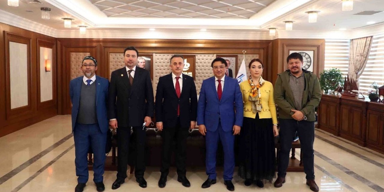 Kazakistanlı Siyasetçi Ve İş Adamları Bağcılar Belediyesi’ni Ziyaret Etti