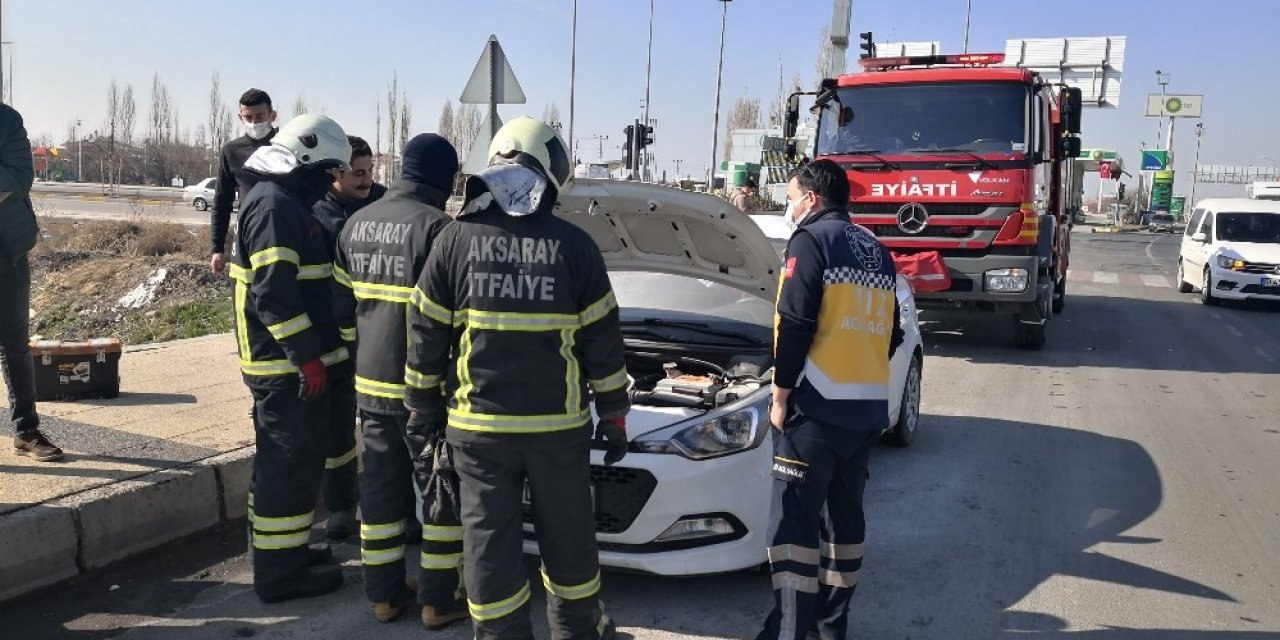 Otomobilin Motor Kısmında Çıkan Yangın Büyümeden Söndürüldü