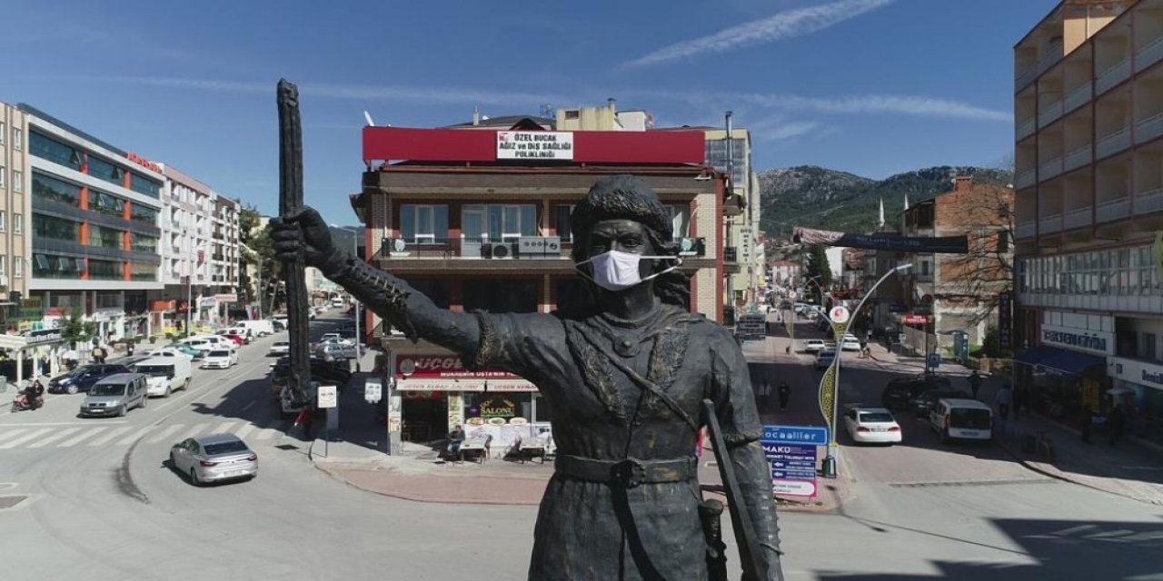 Bucak Belediyesinden Oğuzhan Anıtı’na Maske