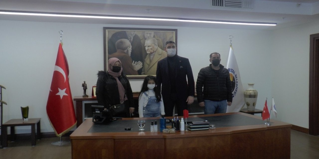 Çöken Binadan Kurtarılan 7 Yaşındaki Azra, Başkan Gökhan Yüksel’i Ziyaret Etti