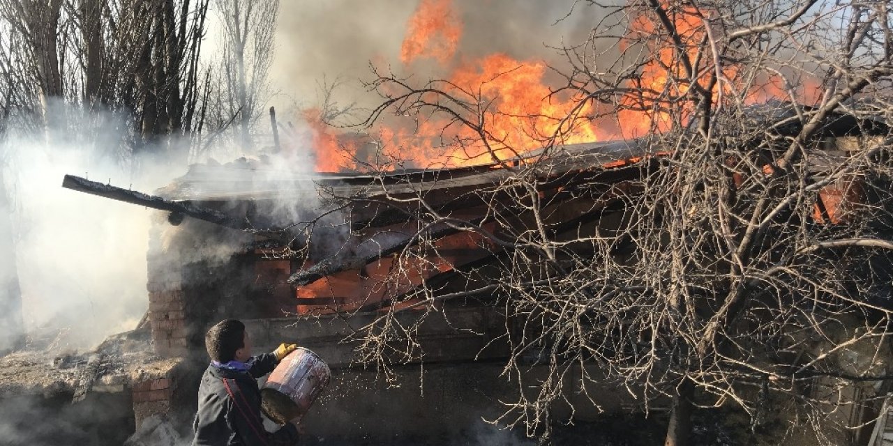 Arı Kovanı İmalathanesinde Çıkan Yangını Söndürmek İçin Çocuklar Da Seferber Oldu