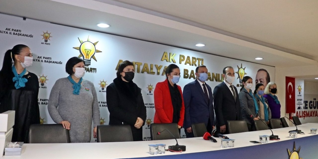 Rus Gelin Ksenia’nın Ak Parti’yi Seçtiğini Duyan Yerleşik Yabancılar Üyelik İçin Kuyruğa Girdi