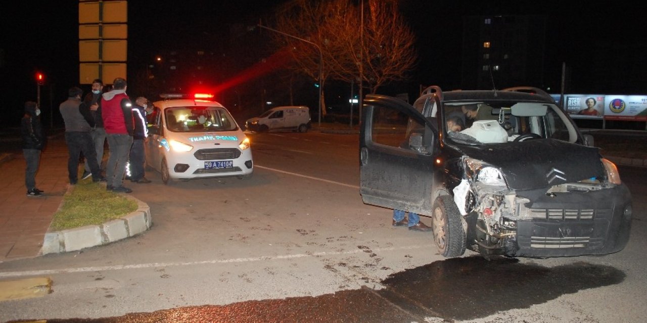 Kırmızı Işık İhlali Kazaya Neden Oldu: 2 Yaralı