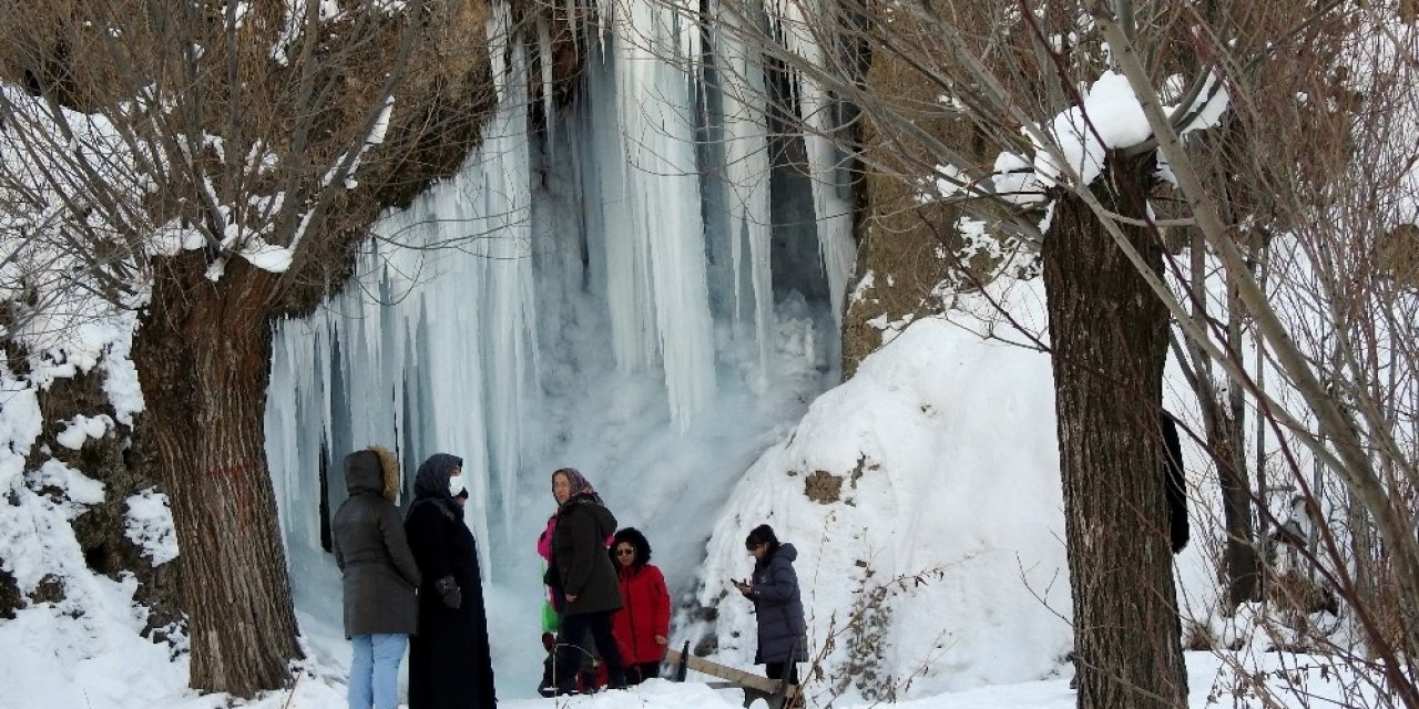 Girlevik Şelalesi ’buz Dağı’ Gibi