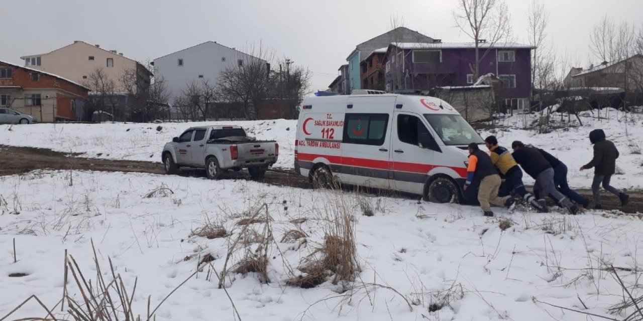 Çamura Saplanan Sağlıkçıların İmdadına Vatandaş Yetişti