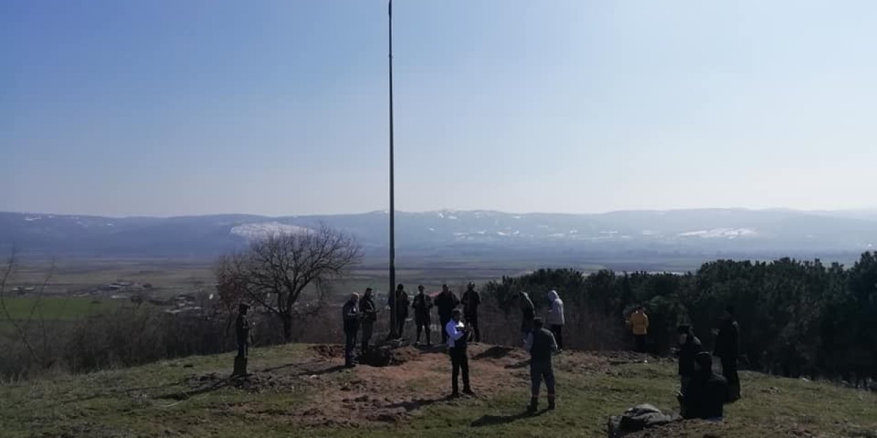 Muhtar Söz Verdiği Dev Türk Bayrağını Dikti