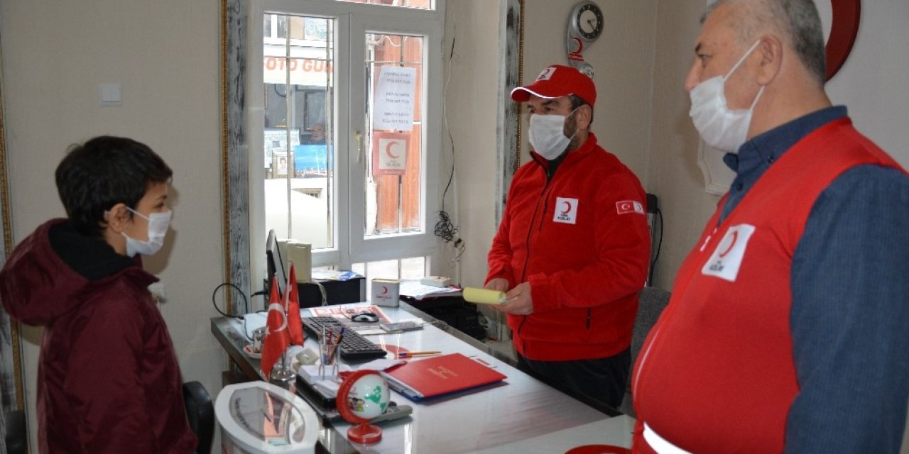 Biriktirdiği Harçlıkları Kızılay’a Bağışladı