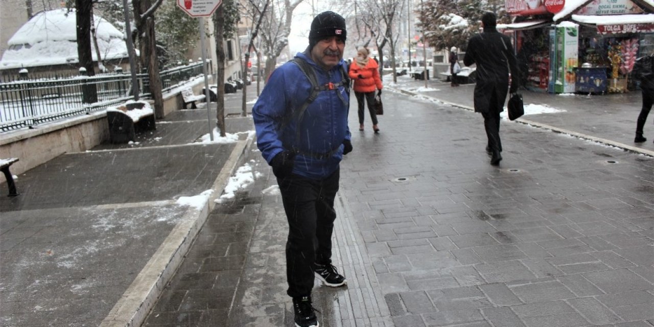 Dükkanı Kapatıp 17 Kilometre Koşarak Evine Gidiyor