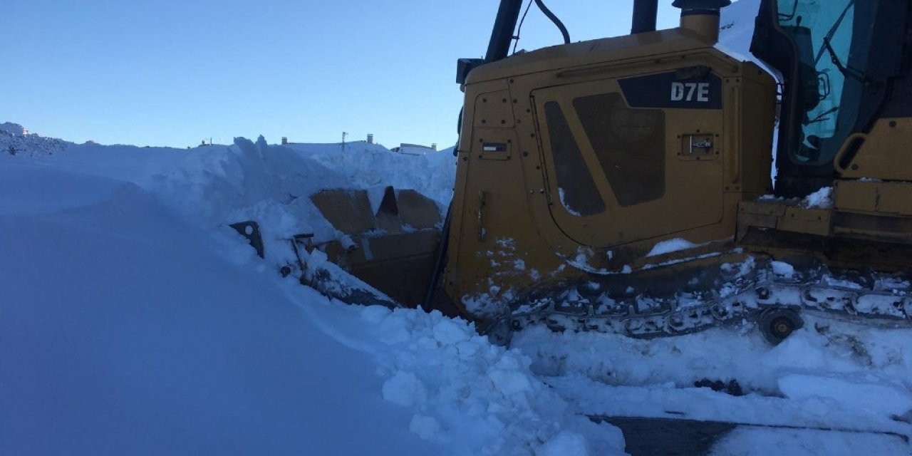 Şebekeyi Onarmaya Gittiler, Karda Mahsur Kaldılar