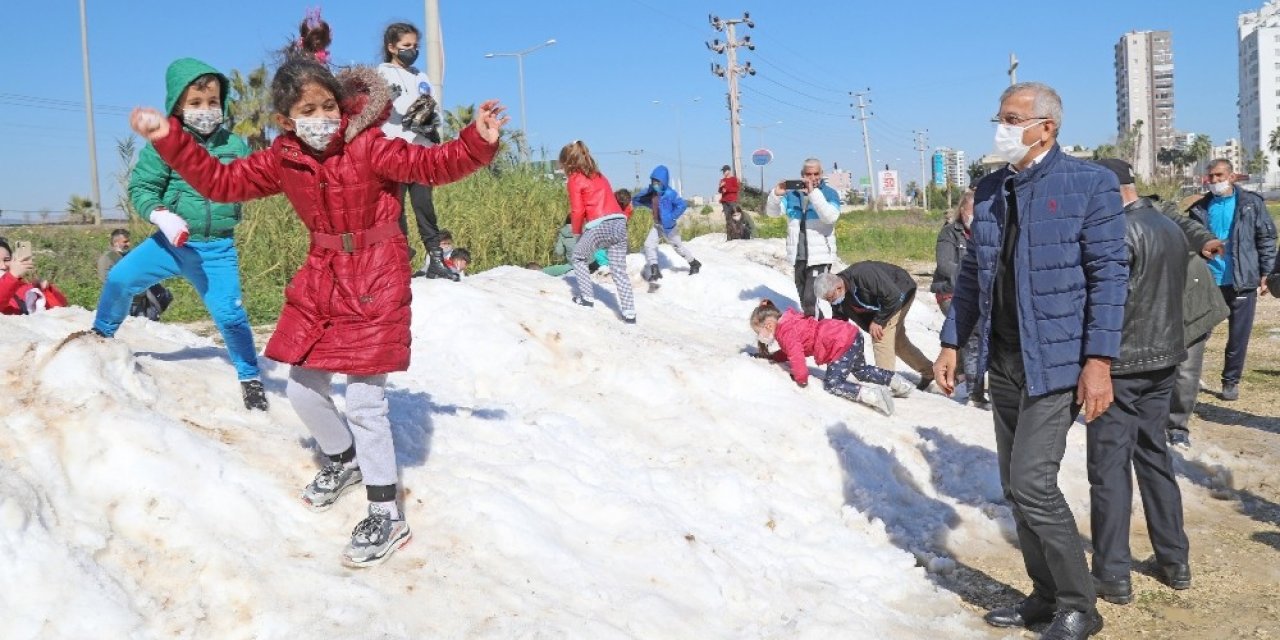 Mezitlili Çocuklar, Ayaklarına Kadar Gelen Karda Doyasıya Eğlendi