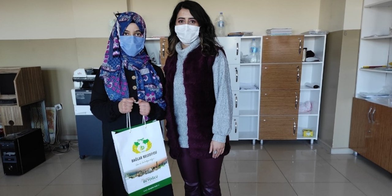 Bilgisayarı Olmadığı İçin Uzaktan Eğitimden Yararlanamıyordu, Yardımına Başkan Beyoğlu Yetişti