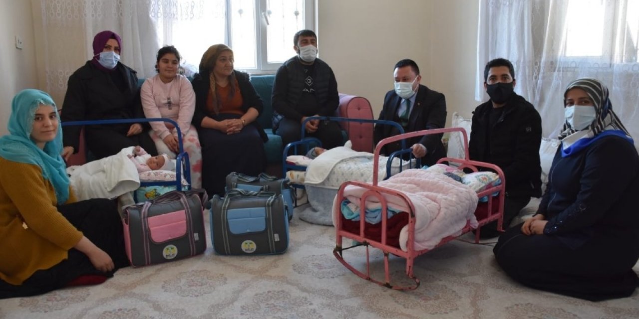Başkan Beyoğlu’ndan Üçüzleri Olan Aileye Bebek Çantası Hediyesi