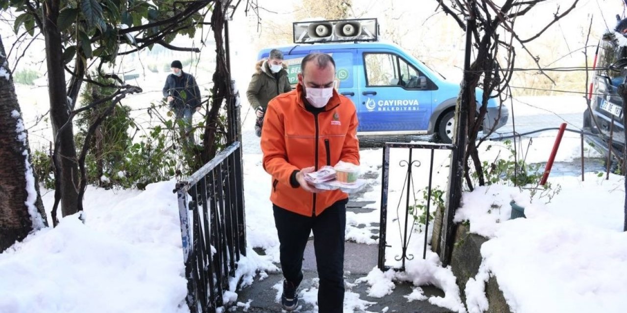 İ̇htiyaç Sahiplerinin Sıcak Yemekleri Kapılarına Geliyor