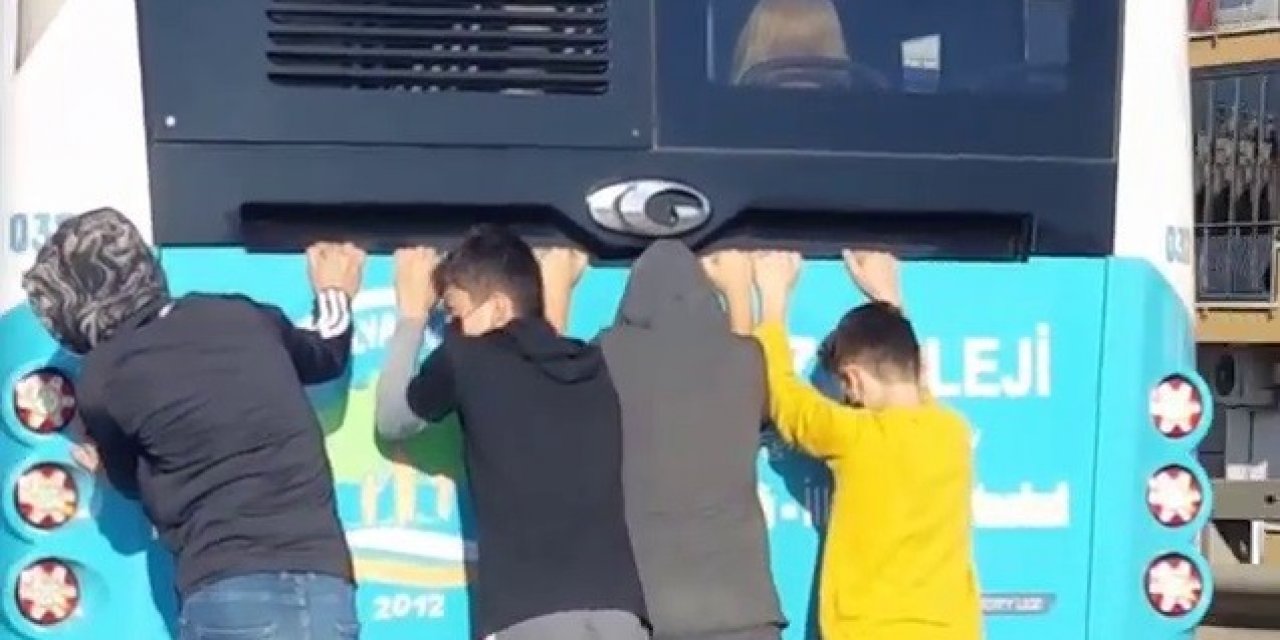 Halk Otobüsünün Arkasında Çocukların Tehlikeli Paten Yolculuğu