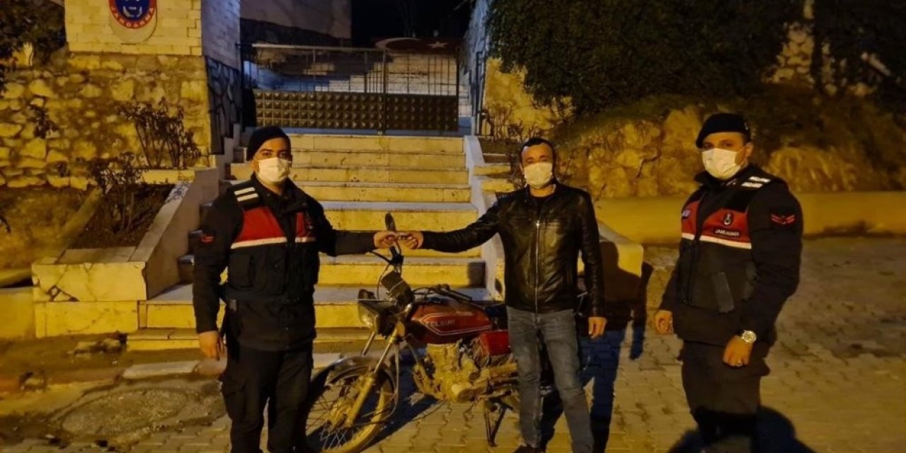 Jandarma Çalınan Motosikleti 2 Yıl Sonra Bulup Sahibine Teslim Etti