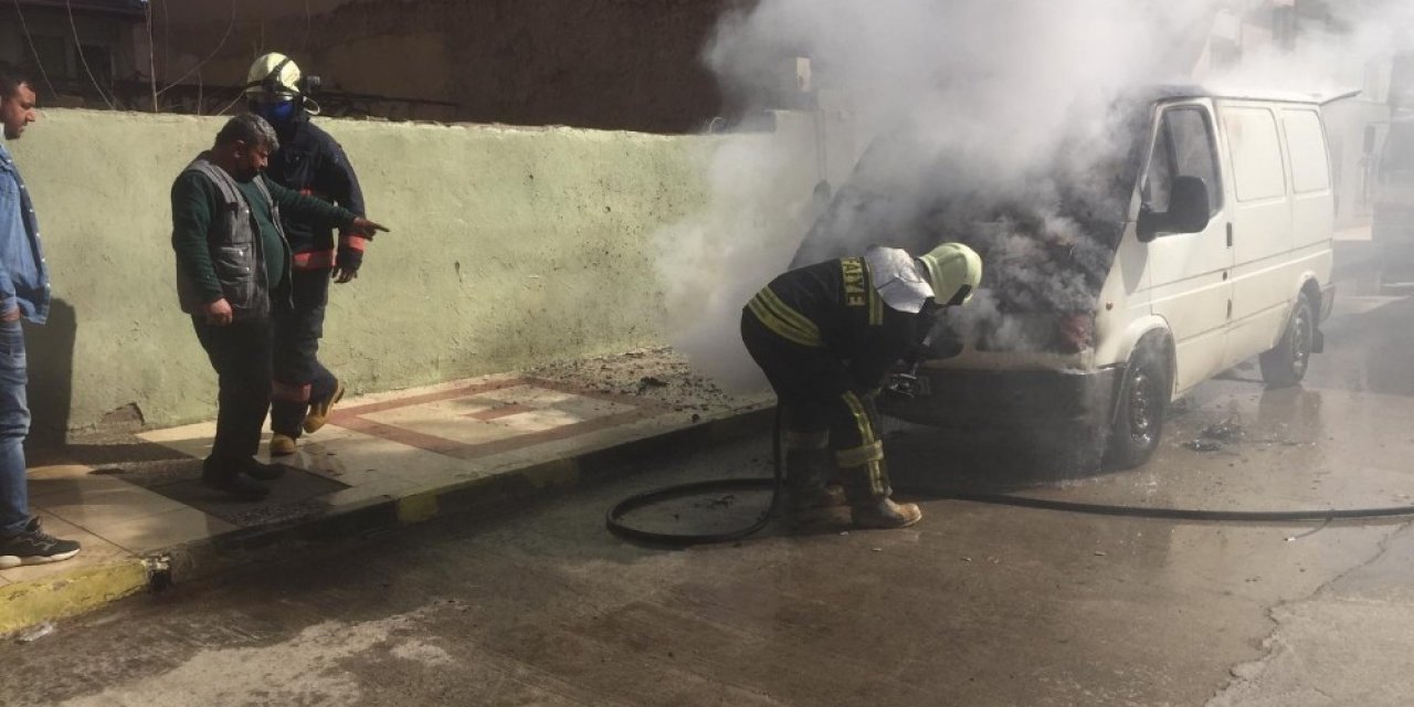 Kapalı Kasa Panelvan Alevlere Teslim Oldu