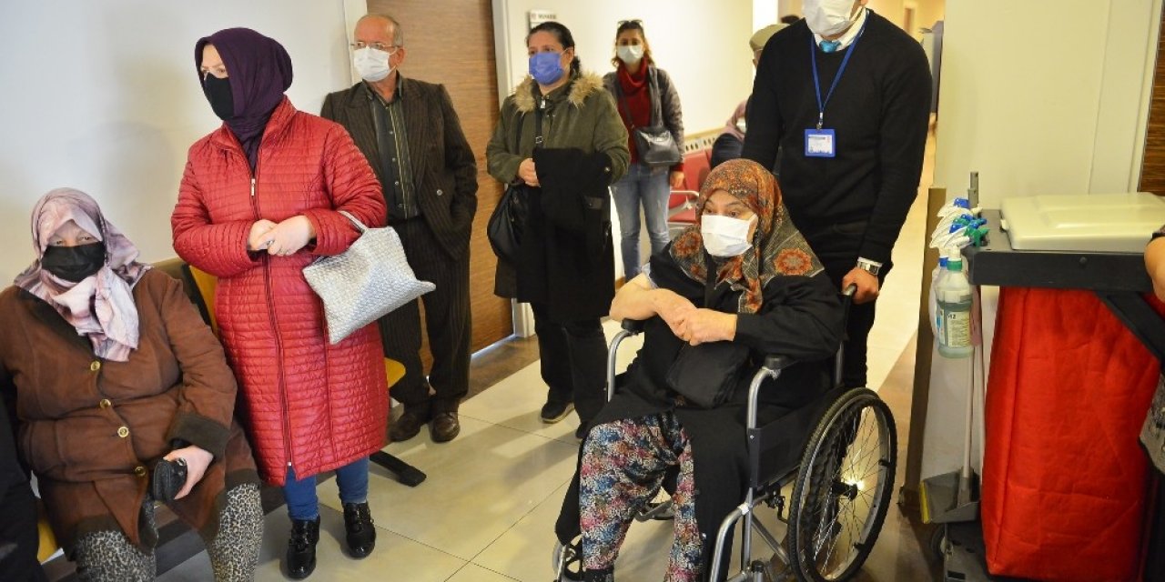 Kıymet Teyzeyi Aşı Randevusuna Belediye Ekipleri Yetiştirdi