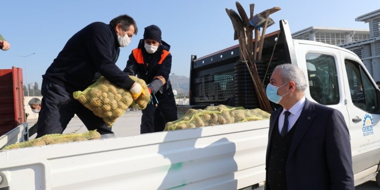 Kapı Kapı Gezerek İ̇htiyaç Sahiplerine 25 Ton Patates Dağıttılar