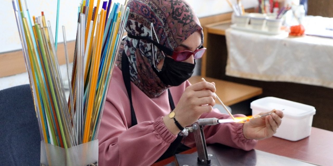 Atık Şişeler Ve Ham Camlar Kadınların Ellerinde Sanat Eserine Dönüşüyor